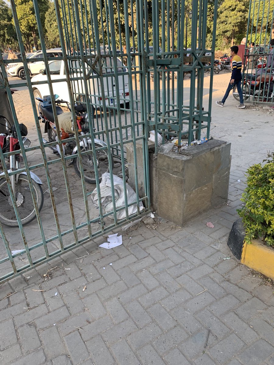 AsmaAbb46981382's tweet photo. #CDAchairman #CDAenviorment #F9Park #Islamabad #FatimaJinnahpark 
Would like to bring to your notice the unbelievable amount of litter being thrown at the MassCovid Center F-9 Park! https://t.co/7v23ciSN7k