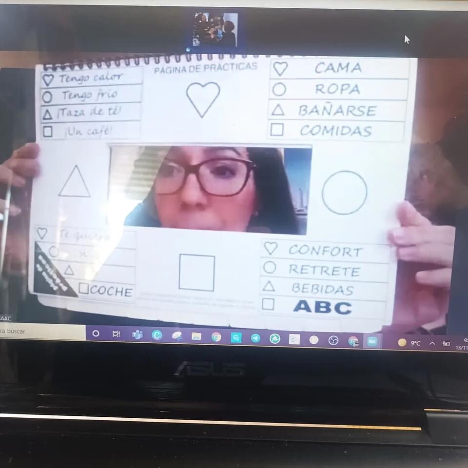 ¡Hola, a tod@s!
¿Qué hace una maestra de Audición y Lenguaje un sábado por la mañana?
Pues dedicar 6 horas de nuestro tiempo libre de descanso, de familia... A realizar cursos de formación.
En esta ocasión, la formación es sobre CAA con @alfasaac...
#movimientoAL #LNA