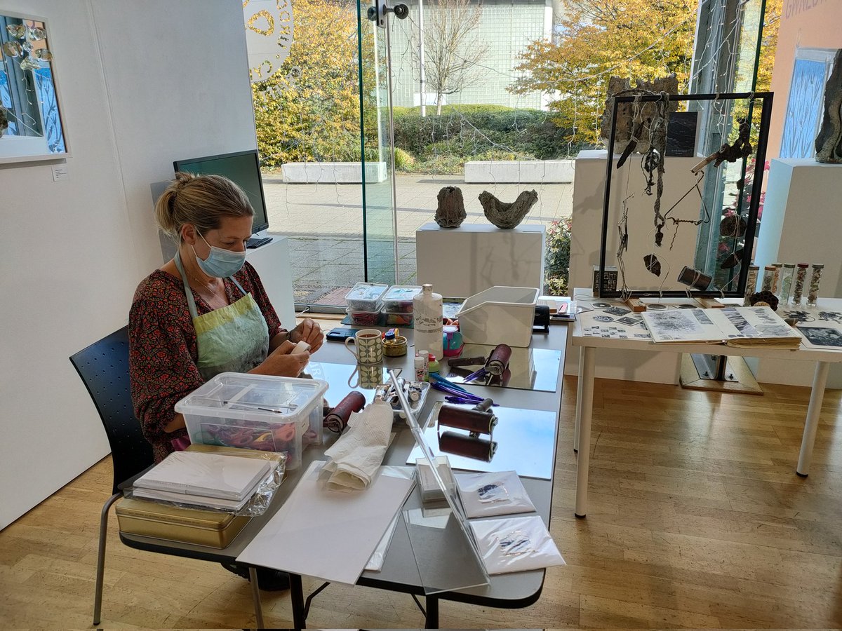 MakersWales's tweet photo. Printmaking demonstration today 11-1 with Guild maker and printmaker Sasha Kingston
Come along to learn more about this craft!
Have a go at making your own card or bookmark!

#learnaboutcraft
#makersgallery 
#printmaking 
#craftdemonstration 
#meetthemaker https://t.co/pxN3R6dvIL
