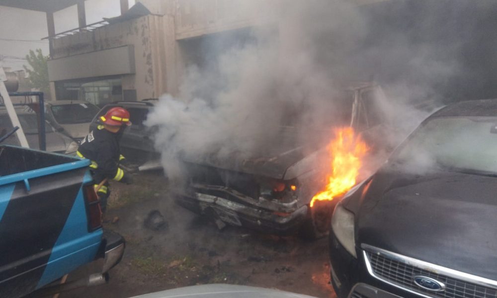 labrujula24's tweet photo. Cinco vehículos sufren daños por un incendio https://t.co/EMcPH8myO7 #bomberos #incendio #locales #policiales https://t.co/LxDZNfDCqD