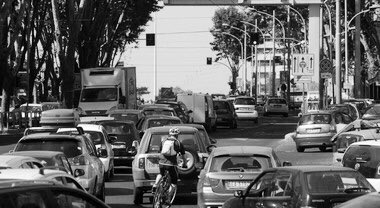 Le città #NON diventano ciclabili
perché alle persone #PIACE andare in bici.
Le città diventano ciclabili 
#QUANDO le infrastrutture per le BICI 
prendono lo #SPAZIOURBANO occupato dalle AUTO.