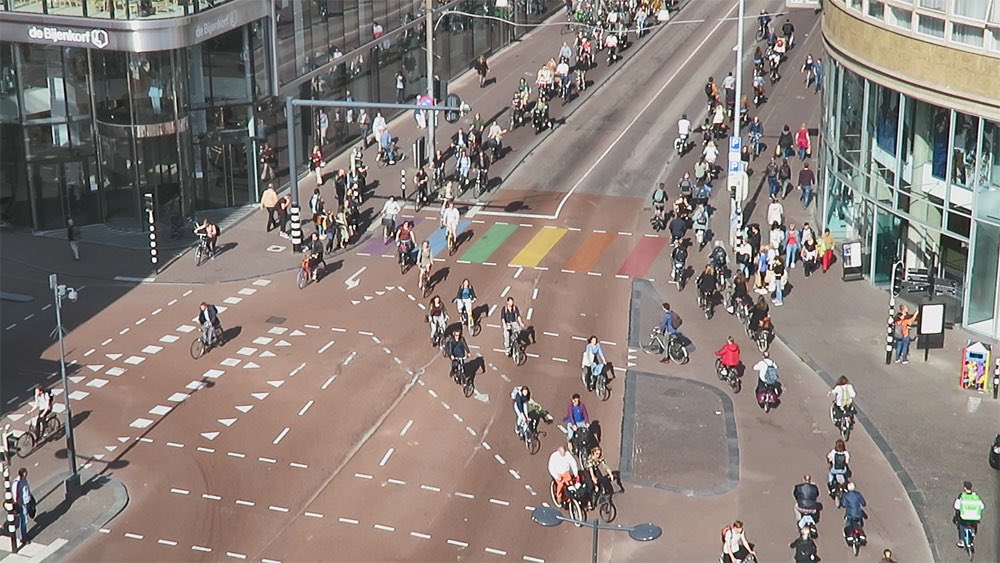 GRAB_Roma's tweet photo. Le città #NON diventano ciclabili
perché alle persone #PIACE andare in bici.
Le città diventano ciclabili 
#QUANDO le infrastrutture per le BICI 
prendono lo #SPAZIOURBANO occupato dalle AUTO. https://t.co/KcQVZbg5L9