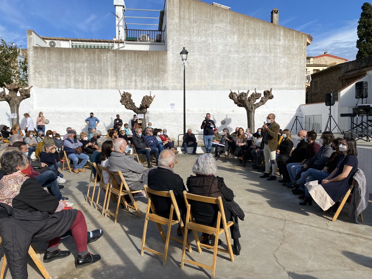 ajuntcalonge's tweet photo. 📚 Explicació del projecte "Calonge, poble de llibres" al pati del Cercle Calongí. Acte obert a totes les veïnes i els veïns.

👉 Consulta tota la programació a https://t.co/eRxG1qzOWD

#CalongeiSantAntoni
#FestaMajorCalonge
#FestaViNouCalonge https://t.co/2Yft5xEcXJ