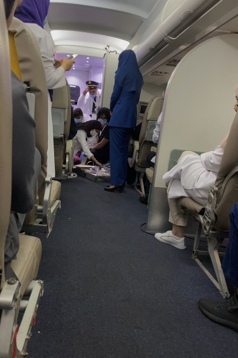 IAhmed_Ismail's tweet image. Is there a doctor on board? 👨🏻‍⚕️🧑🏻‍⚕️ 

In-flight medical emergencies simulation course ✈️🚨
#IMES_Course