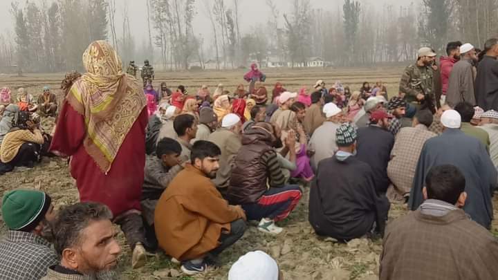 shahidwani_'s tweet photo. #Kashmir: Transfer of land to CRPF
Locals at Oukhoo village of Pulwama stage protest https://t.co/SsuBiKRN86