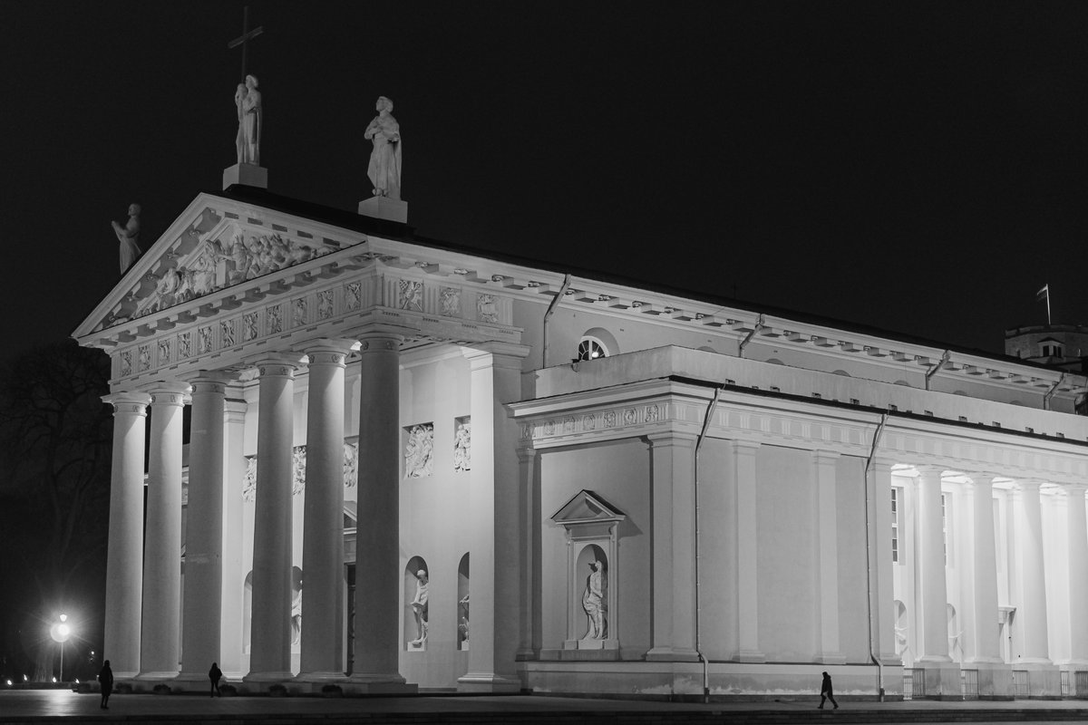 zaza_lt's tweet photo. You just go around Palace of the Grand Dukes of Lithuania and Vilnius Cathedral, do typical touristic photos... and unexpected: shadow of the "Vytis" in the gates! https://t.co/fJ7oMTKTbf