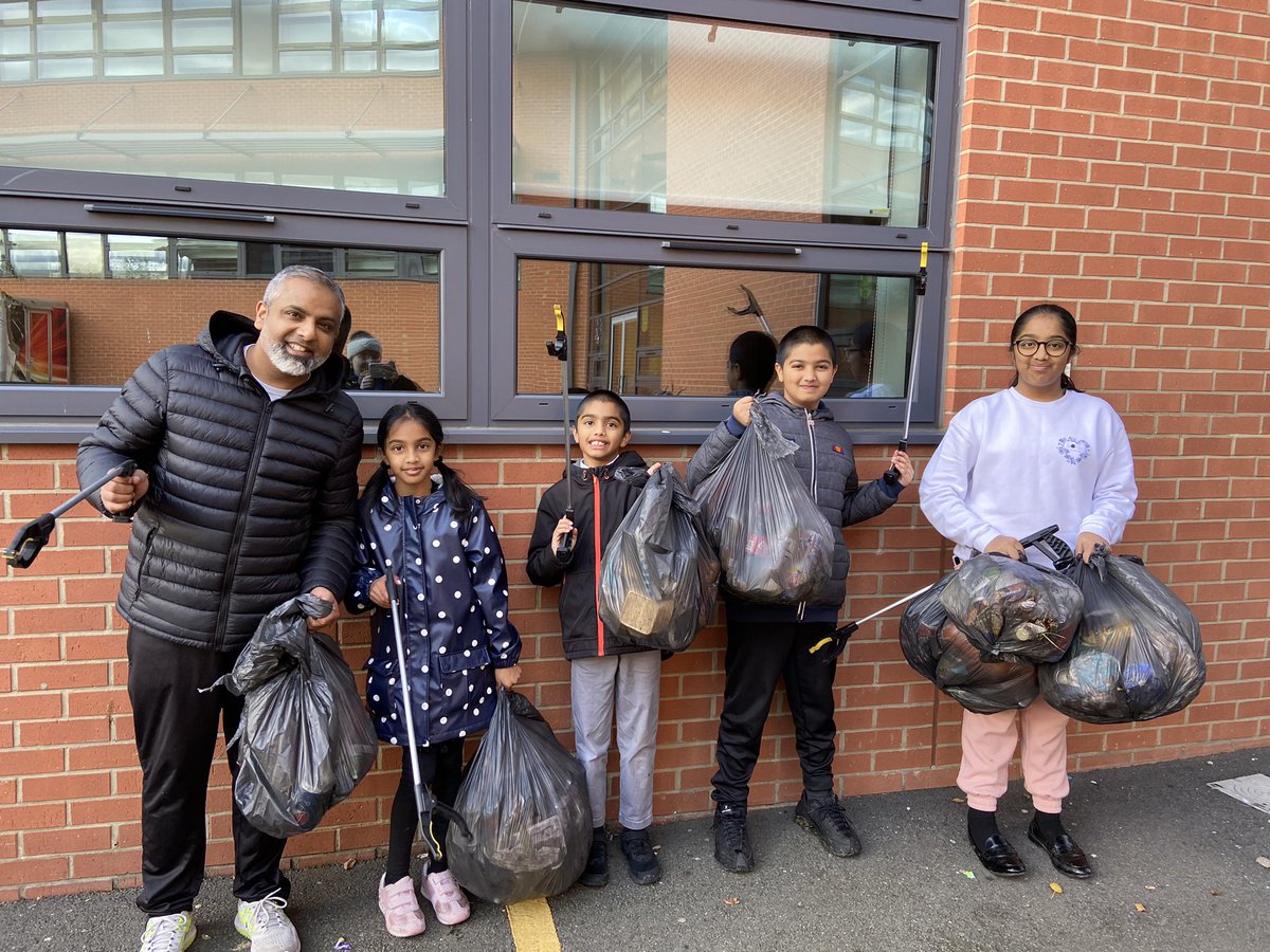 Two Crown Hills students joined the litter pick this morning! Fantastic to see their family getting involved in positively impacting the community #OneStepGreener