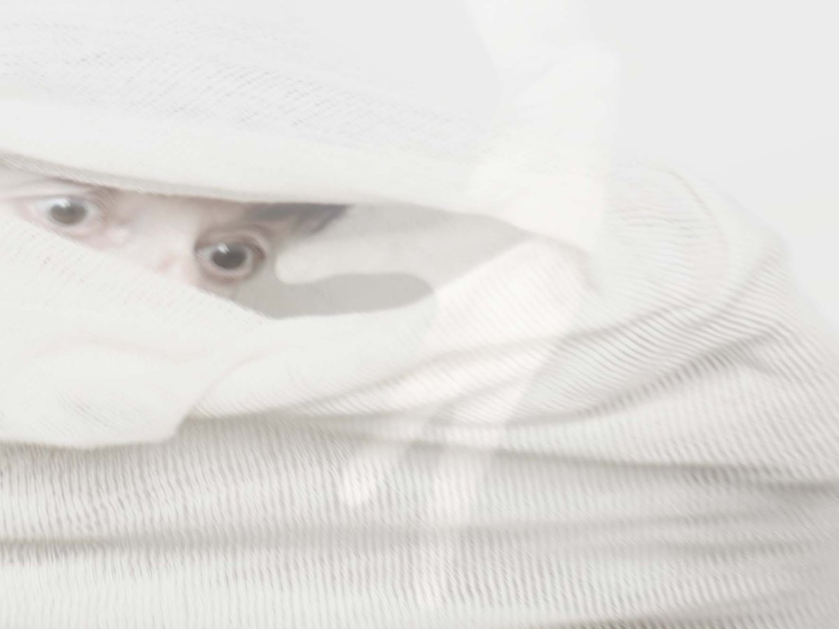 #exposition l  « Habités par la Peur » Riccarda Montenero du 13.11 au 18.12
Programme:
🎥 Avec le #courtmetrage "Habillés par la peur" de Teresa Scotto di Vettimo
🕺le 11.12 - #performance "Alpha Bêta Sarah" d'après le roman de Constance Chlore 
➡ Info : bit.ly/3wGhGps