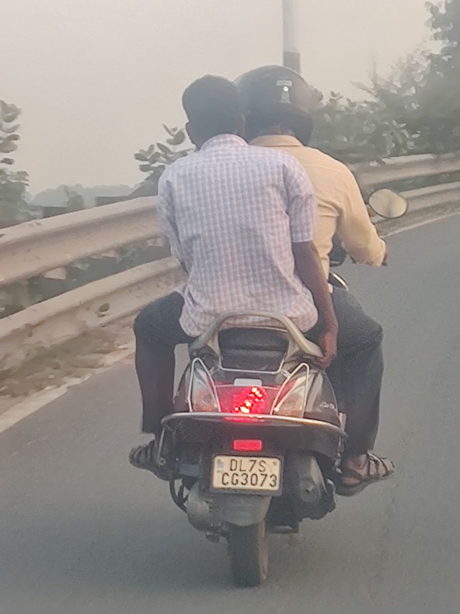 DesiBoyAus's tweet photo. @dtptraffic date: 13 nov 2021
Time: 5:00 pm
Location: Chilla
Without helmet https://t.co/5qGZbe2Xud