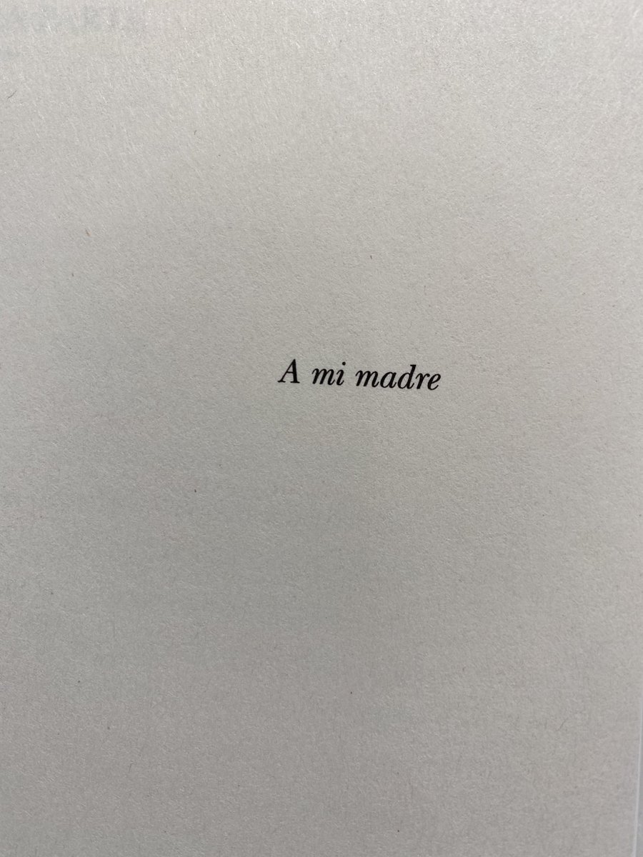cosasdecolette's tweet photo. La dedicatoria de “La bestia” de Carmen Mola: A mi madre. 
A la madre de quién, a ver. https://t.co/A5ulYsY4ae