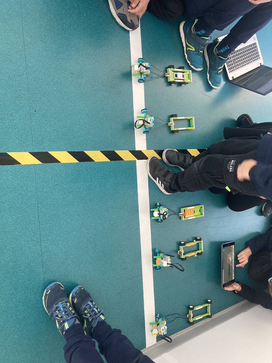 arcipreste2009's tweet photo. Un sábado más disfrutando #ProgramaExtracurricularAACC en el @iesarangurenav de Ávila #CyL @educacyl @CFIE_Avila Trabajando la fuerza y @MSMakeCode con @microbit_edu @LEGO_Education. @educaINTEF @ROBOTIX_ @EdelvivesPRO alumnos motivados y creativos @CodeWeekEU @eu_schoolnet https://t.co/W7wRlyZFUg