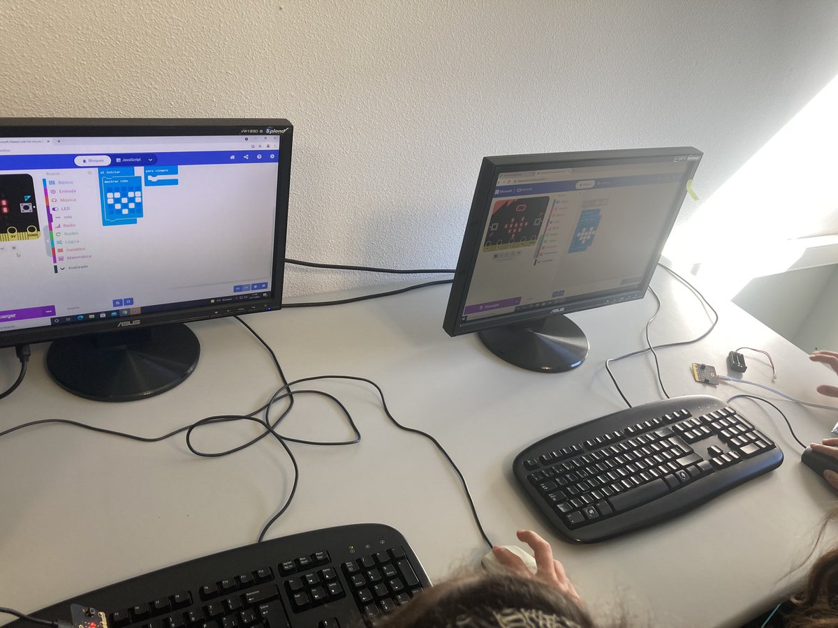 arcipreste2009's tweet photo. Un sábado más disfrutando #ProgramaExtracurricularAACC en el @iesarangurenav de Ávila #CyL @educacyl @CFIE_Avila Trabajando la fuerza y @MSMakeCode con @microbit_edu @LEGO_Education. @educaINTEF @ROBOTIX_ @EdelvivesPRO alumnos motivados y creativos @CodeWeekEU @eu_schoolnet https://t.co/W7wRlyZFUg