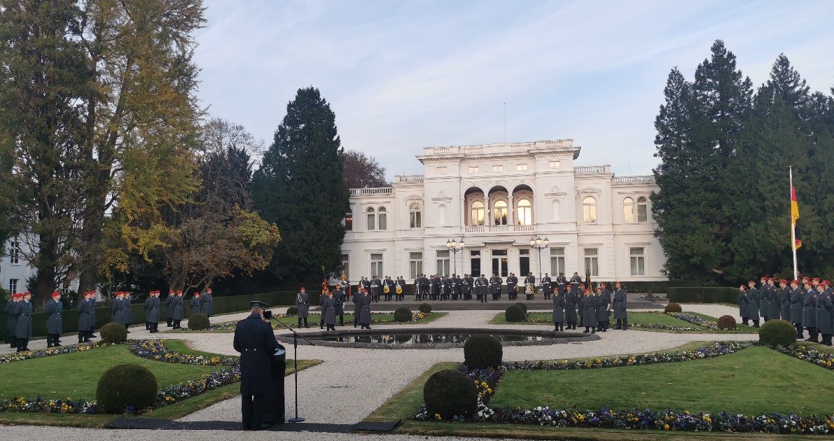 VerbandderSolda's tweet photo. Am 12. November 2021 feiert die Bundeswehr ihren 66. Geburtstag. #66JahreBundeswehr Im Bonner Amtssitz des Bundespräsidenten, der „Villa Hammerschmidt“ vollzog das Kommando Streitkräftebasis diesen mit einem Feierlichen Gelöbnis. Bild K.M. 
Weiterlesen... https://t.co/CiLUhsVcwL https://t.co/tLDj1vVrcs