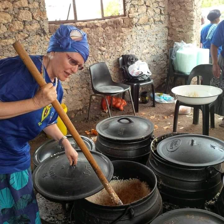 uSiphiwe_'s tweet photo. Food is being prepared for y'all. Don't leave without getting umphako 😂😂

 #DeKlerkMemorialService https://t.co/g0MWSfAhQC