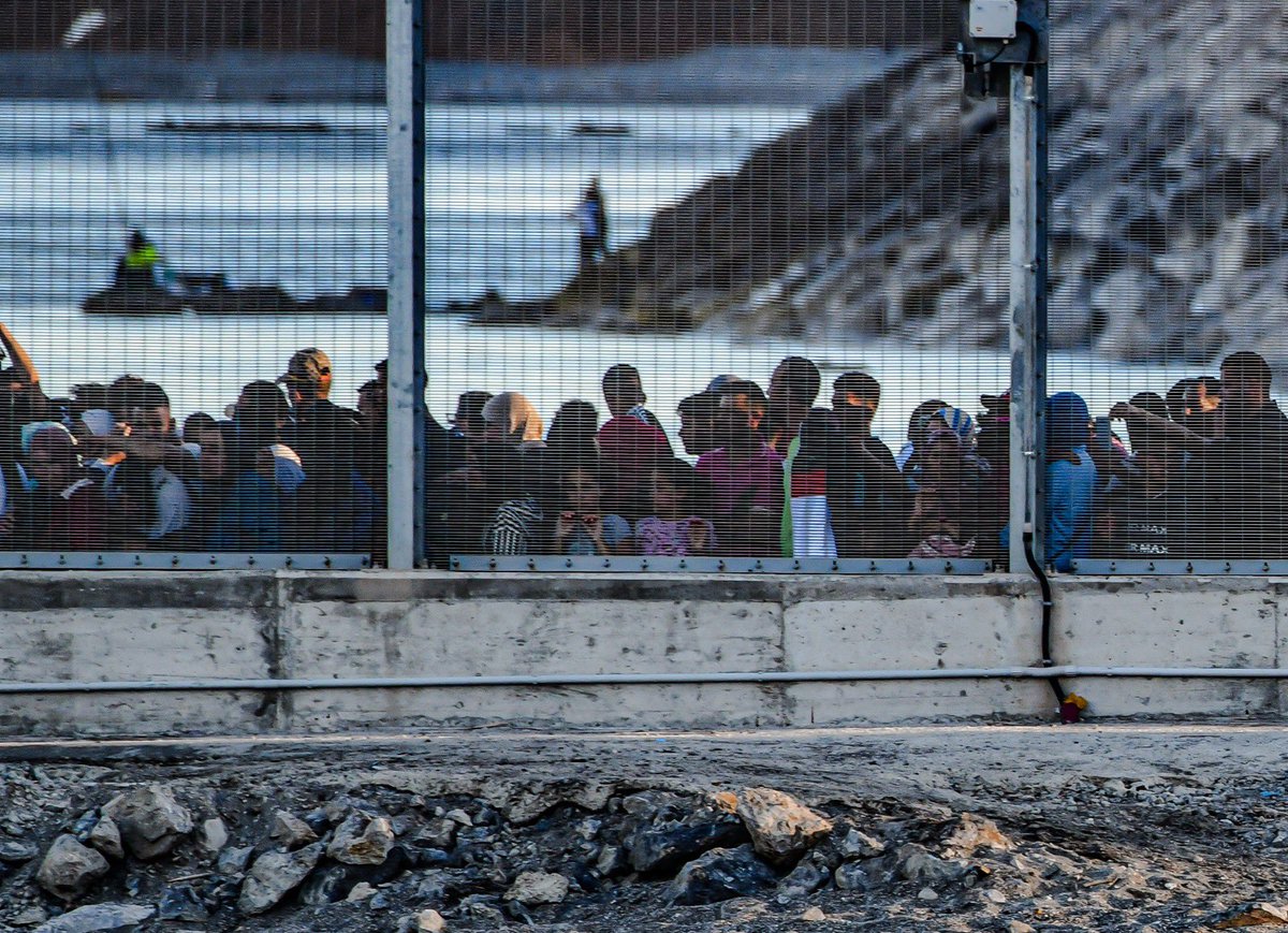 El día 17 se cumplirán seis meses de la entrada de más de 10.000 personas a nado en la ciudad de <a href="/ceuta/">Angela Balcewicz</a> Más de 2000 eran niños y niñas que esperaban su momento de cruzar tras la valla en el <a href="/Tarajal/">carolina mohamed</a>   #17mayoceuta
#migrantes 📸<a href="/europapress/">Europa Press</a> @elforodeceuta <a href="/AFPphoto/">AFP Photo</a> <a href="/elmundoes/">EL MUNDO</a>