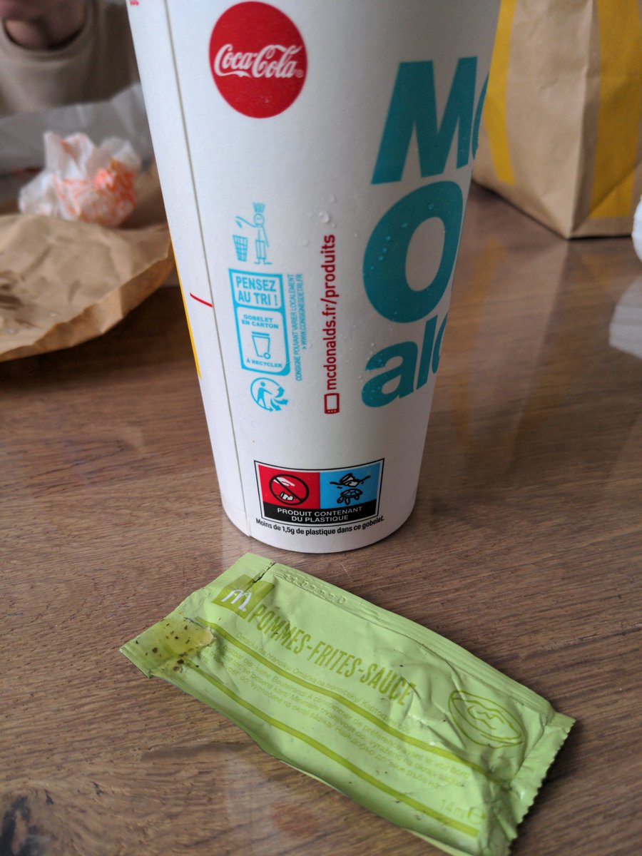 fredlaquet's tweet photo. Donc chez @McDonaldsFrance #hazebrouck .plus d eau by mcdo donc on t oblige à boire du coca .aucune solution de rechange et en plus ils te donnent une mayo vide qui sort de la poubelle #mcdonalds #tatatatta https://t.co/OvHydqLAky
