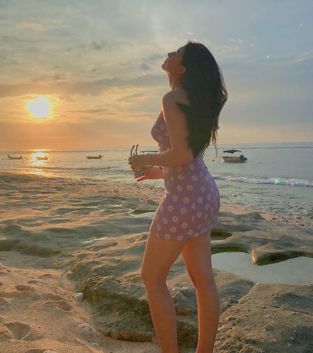 Jessikaning katta-katta kauchuk xoppozi yorilib ketmoqda