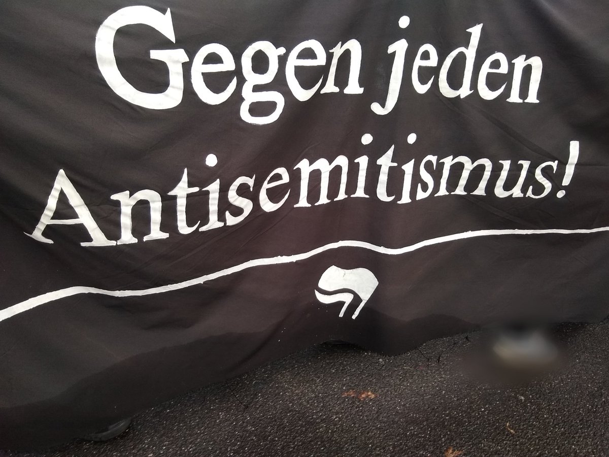 NS_stoppen's tweet photo. Die Demo ist bei der Mahnwache am jüdischen Friedhof angekommen wo wir für eine Zwischenkundgebung und Redebeitrag vom Bündnis gegen Antisemitismus Köln halten. #rmg1311 https://t.co/gZImP1MZc8