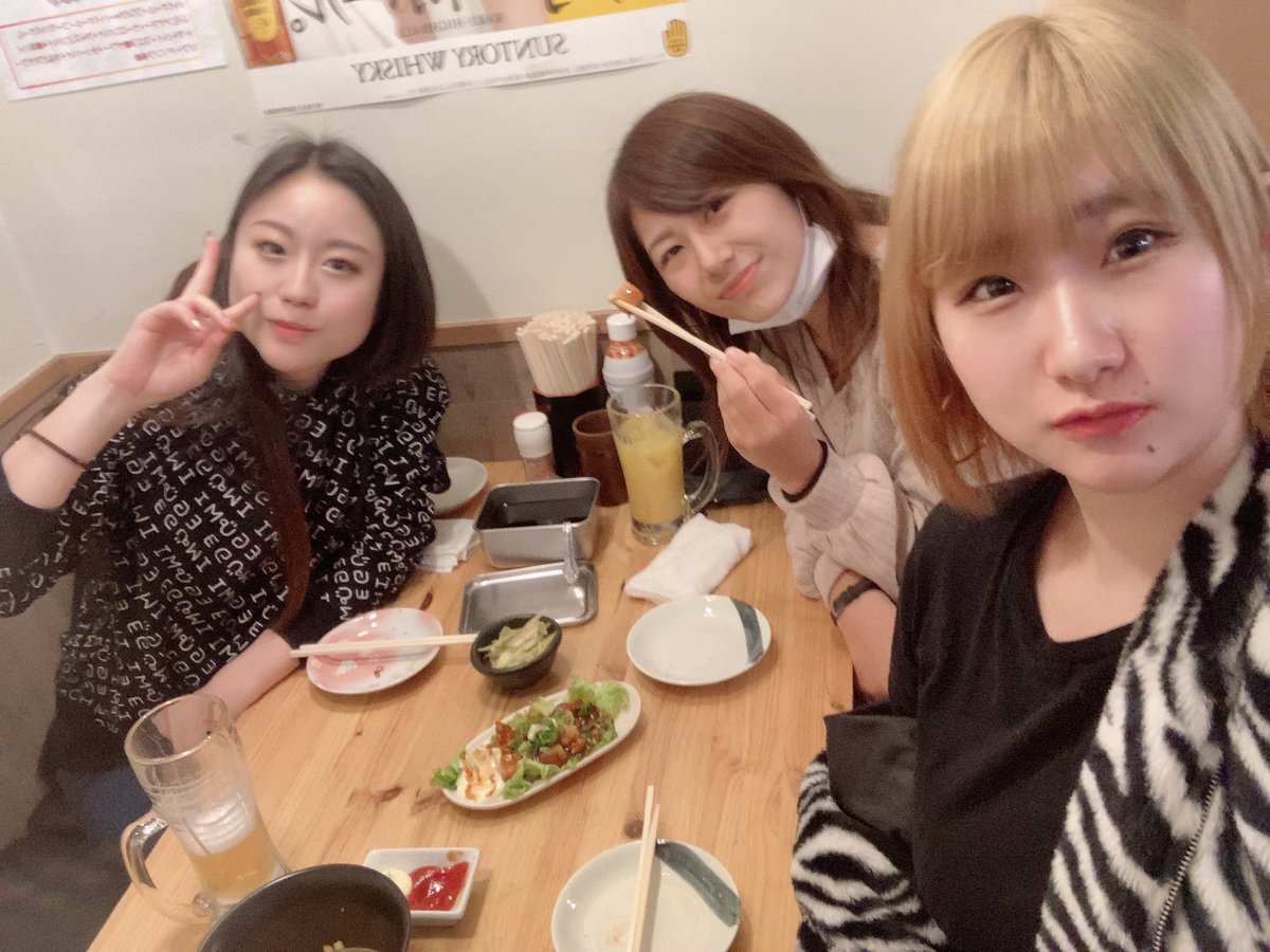 STACK_sak's tweet photo. 今日はみんなでとあるインディーズバンドのライブを見てきました！！
その後の感想会なう、笑
いや〜、いい刺激になった！！😳✨
課題がいっぱい🤣
がんばろう🤢
 #STACK https://t.co/GXa8bbI9IE
