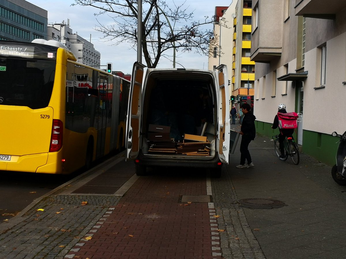 #Nurmalkurz 🤮🤮🤮
#Bundesallee
Darf ich sie mal was fragen, NEIN!
Sie gefährden hier Radfahrende und Fußgänger, dass sollten Sie wissen wenn Sie im Besitz eines Führerscheins sind.
