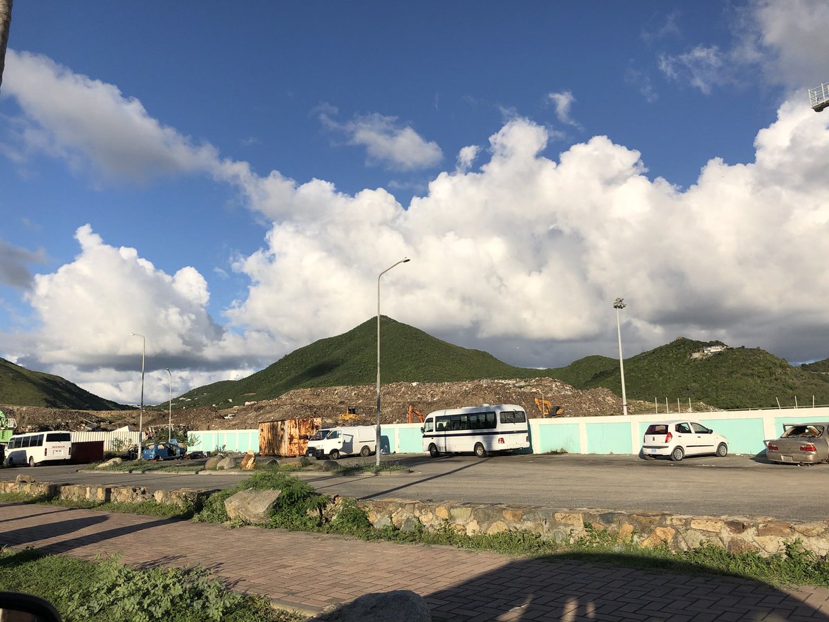 #sintmaarten een prachtig eiland, met afvaleiland in het midden ervan, waar de enige ontworpen palmenlaan doorheen loopt. #contrasts