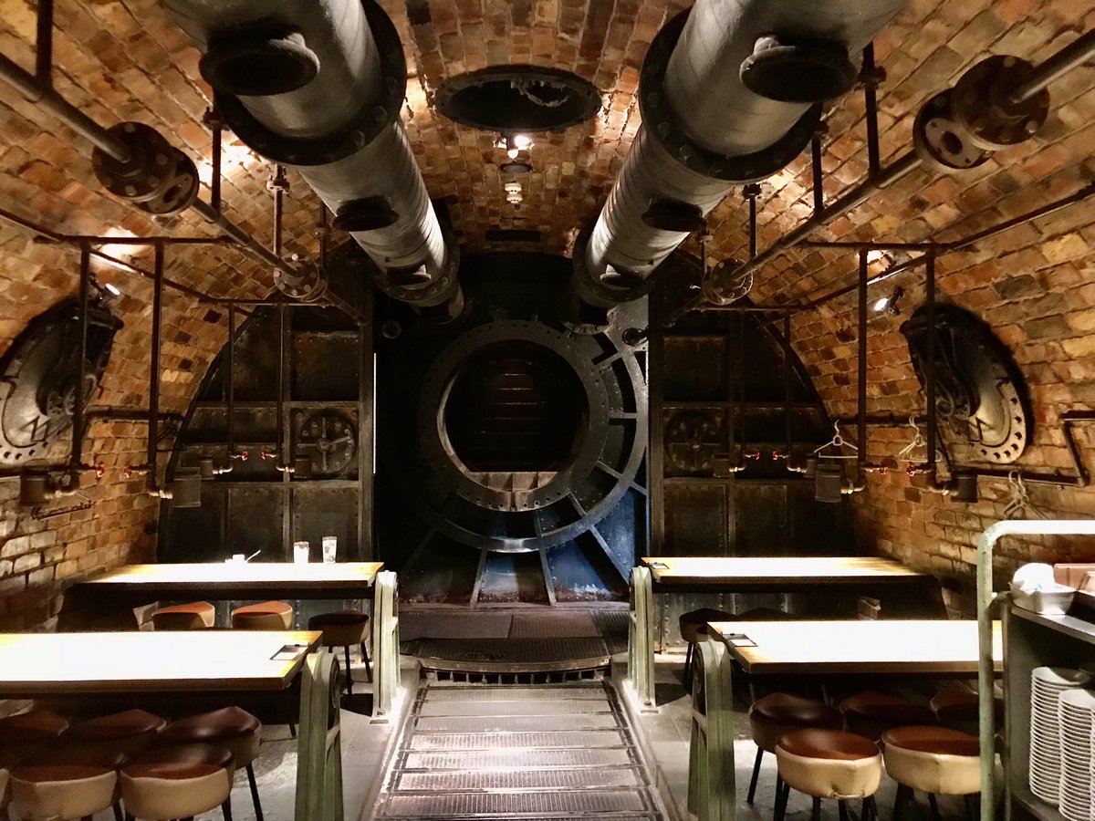 naoejou's tweet image. みなとみらいにある
台湾料理『青龍門』🇹🇼
店内は地下水道をモチーフにしてて、不定期な時間に真ん中の水道管から大量の水が流れて来るので、面白いので機会あったら是非！！