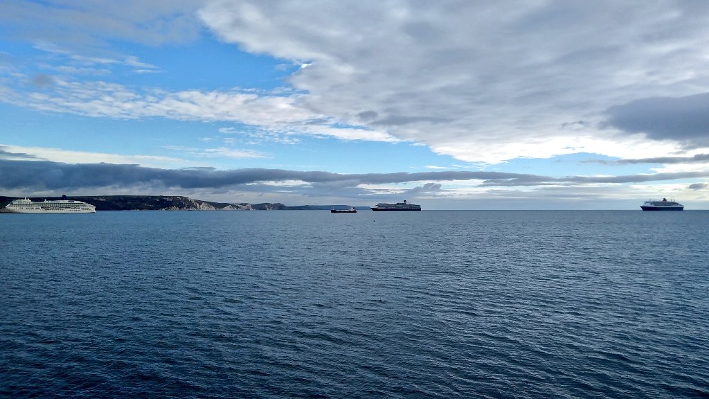hmssevern's tweet photo. Three magnificent @cunardline #liners in company.
@RMSQueenMary2 
#msqueenvictoria
#msaurora
@portlandharbour
#SaturdayMorning
#Dorset https://t.co/Qeny6KofYl
