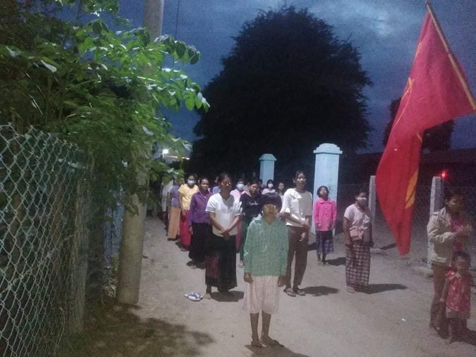 NantRutha's tweet photo. Anti-Coup Protestors at #Yaykyipin village ,Yinmarbin Tsp,marching in unison, unrelentingly even though suppressed by Terrorists this evening.
✊🏽💪🏽🙏🏽
MYANMAR NEEDS HELP
#AcceptNUG_RejectMilitary
#Nov13Coup
#WhatsHappeningInMyanmar https://t.co/RSsMwFxsjG