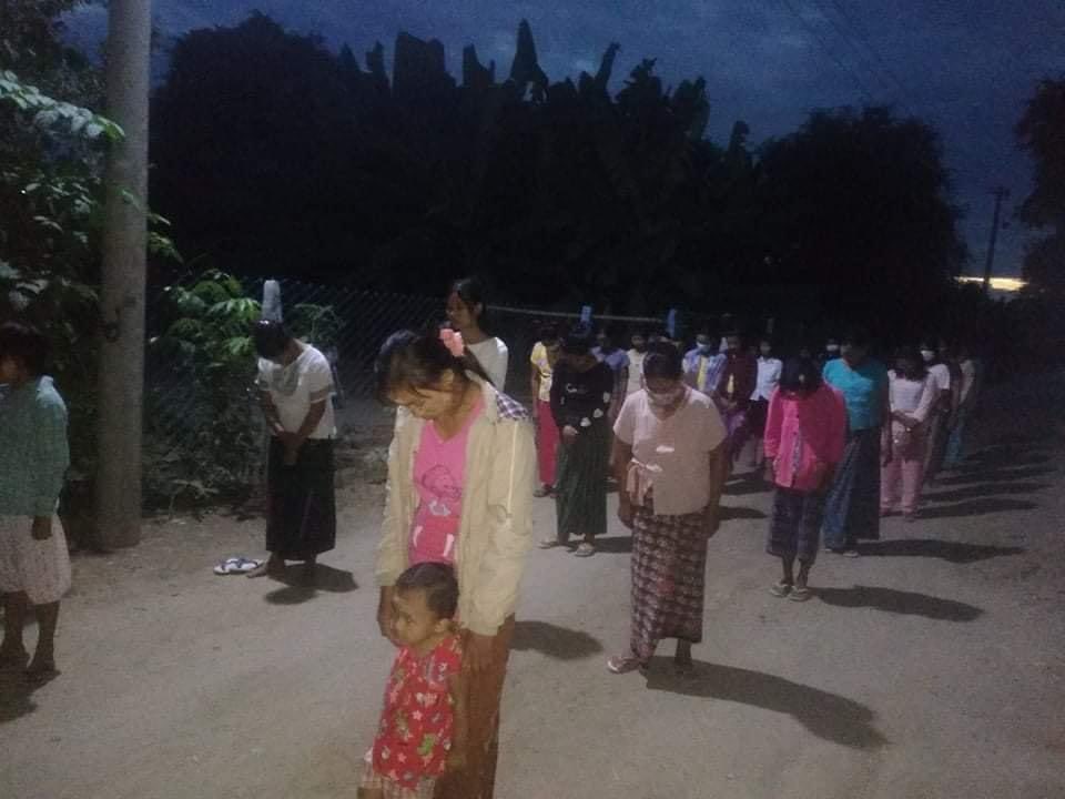 NantRutha's tweet photo. Anti-Coup Protestors at #Yaykyipin village ,Yinmarbin Tsp,marching in unison, unrelentingly even though suppressed by Terrorists this evening.
✊🏽💪🏽🙏🏽
MYANMAR NEEDS HELP
#AcceptNUG_RejectMilitary
#Nov13Coup
#WhatsHappeningInMyanmar https://t.co/RSsMwFxsjG