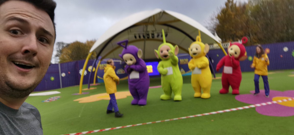 WrightyMinis's tweet photo. And that's the alton towers 10k complete, 1 hour 8! Was wayyyyy more hills than I thought but running through @altontowers was amazing!
Shout out for the staff and mascots cheering us on!
#running #runthrough @RunThroughUK #10k #running10k https://t.co/1yEljlnP1E