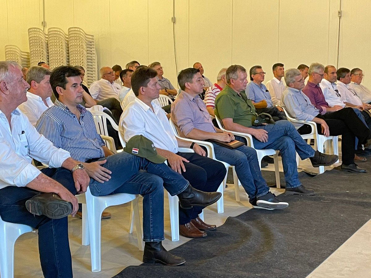 magparaguay's tweet photo. Jornada de trabajo del Señor Ministro de Agricultura y Ganadería, Ing. Agr. Moisés Santiago Bertoni y el Dr. Vet. @marcelogonzfer, Viceministro de Ganadería en Loma Plata. Lanzamiento oficial de la siembra agrícola #ParaguayDeLaGente 🇵🇾 https://t.co/8nep9Oz9Bg