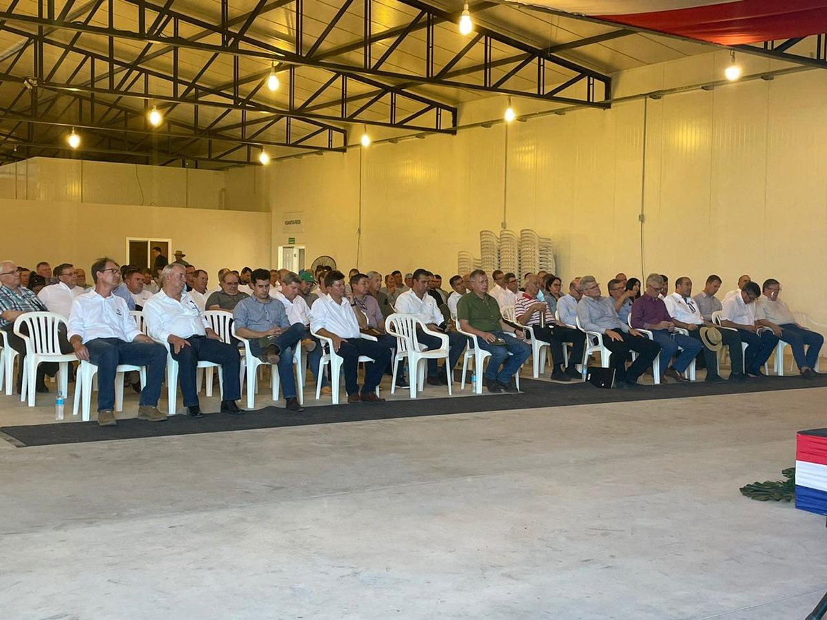 magparaguay's tweet photo. Jornada de trabajo del Señor Ministro de Agricultura y Ganadería, Ing. Agr. Moisés Santiago Bertoni y el Dr. Vet. @marcelogonzfer, Viceministro de Ganadería en Loma Plata. Lanzamiento oficial de la siembra agrícola #ParaguayDeLaGente 🇵🇾 https://t.co/8nep9Oz9Bg