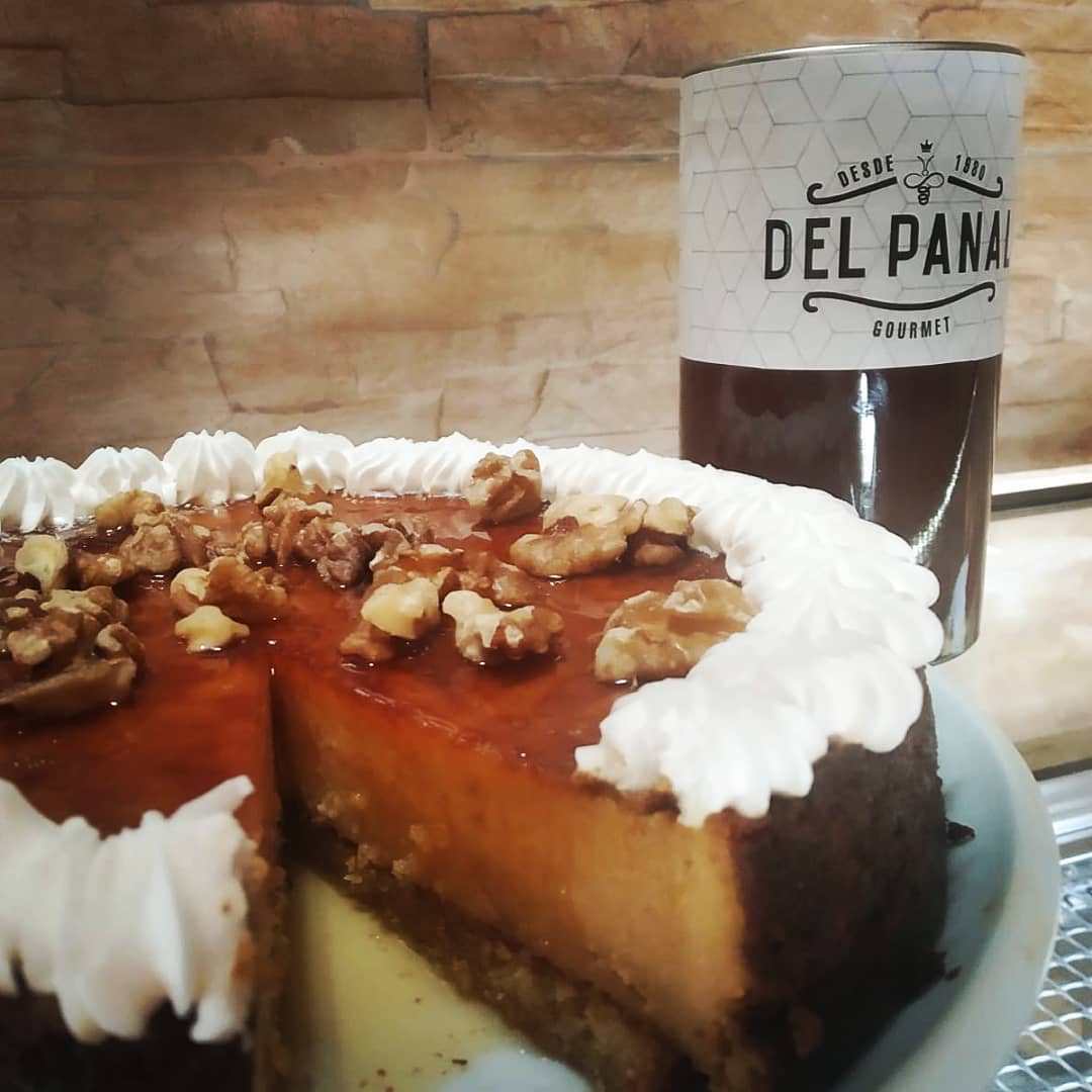 CafeBarNieto's tweet photo. La #miel es uno de los productos por los que #Castilblanco es más conocido. 🍯

Es por ello que este fin de semana hemos homenajear a los #apicultores con un nuevo postre. Presentamos nuestra Tarta de Miel y Queso 🍰 elaborada con @mieldelpanal_es 

Reservas: 695151892 ☎ https://t.co/Dydumd0Zwz