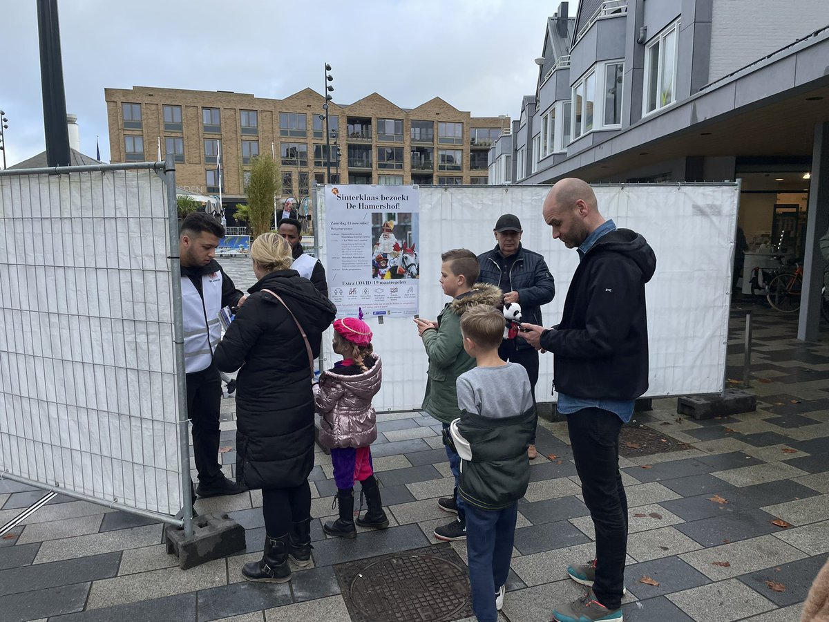 bijdestier's tweet photo. Vol verwachting melden de eerste Leusdenaren zich voor de komst van de Sint bij het Huis van Leusden. Als een van de weinige gemeente eist Leusden een qr-code van iedereen boven de 13 jaar https://t.co/btihoPrAuQ