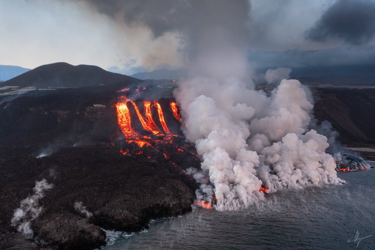 nochedevolcanes's tweet photo. 🌋 Updates #LaPalma #ErupciónLaPalma #CumbreVieja

As of 12 Nov. at 07:02 UTC via @CopernicusEMS :
▶️Extent of the lava flow: 1,018.9 ha (+19.3 ha in 3 days)
▶️2,616 destroyed buildings in total
➡️Lava flow has reached Los Guirres beach 📸 @martydelapalma 

#LaPalmaVolcano https://t.co/976Gt5BOoN