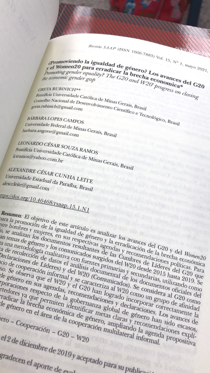 Me encontré con el volumen físico de la <a href="/RevistaSAAP/">@rSAAP</a> en el Congreso #SAAPconDEMOCRACIA y morí de la emoción al nivel: “Mami mirá estoy en un libro 🤓” 

Compartilho a emoção com meus colegas e já levarei o ejemplar físico para a PUCMG @lcsramos79 <a href="/barbara_angove/">Bárbara Lopes</a> @alexccleite