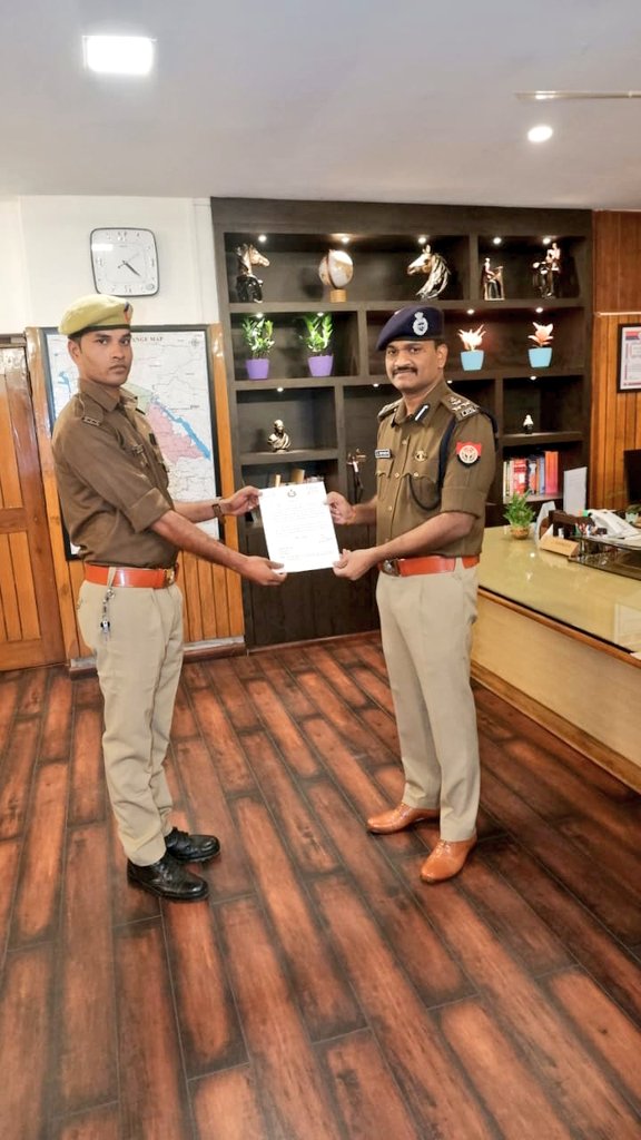 diggorakhpur's tweet photo. दिनांक 12-11-21 को थाना शाहपुर में दर्ज किए गए मु0अ0सं0: 481/21 धारा 392 IPC बनाम अज्ञात व्यक्ति, अभियुक्त को थाना शाहपुर के बीपीओ द्वारा लूटे गए सम्पूर्ण माल के साथ 10 घंटे के अंदर गिरफ्तार किया गया जिसके फलस्वरुप दोनो बीपीओ को प्रशस्ति पत्र देकर सम्मानित किया गया। #UPPolice https://t.co/TFZZ83DL7Q