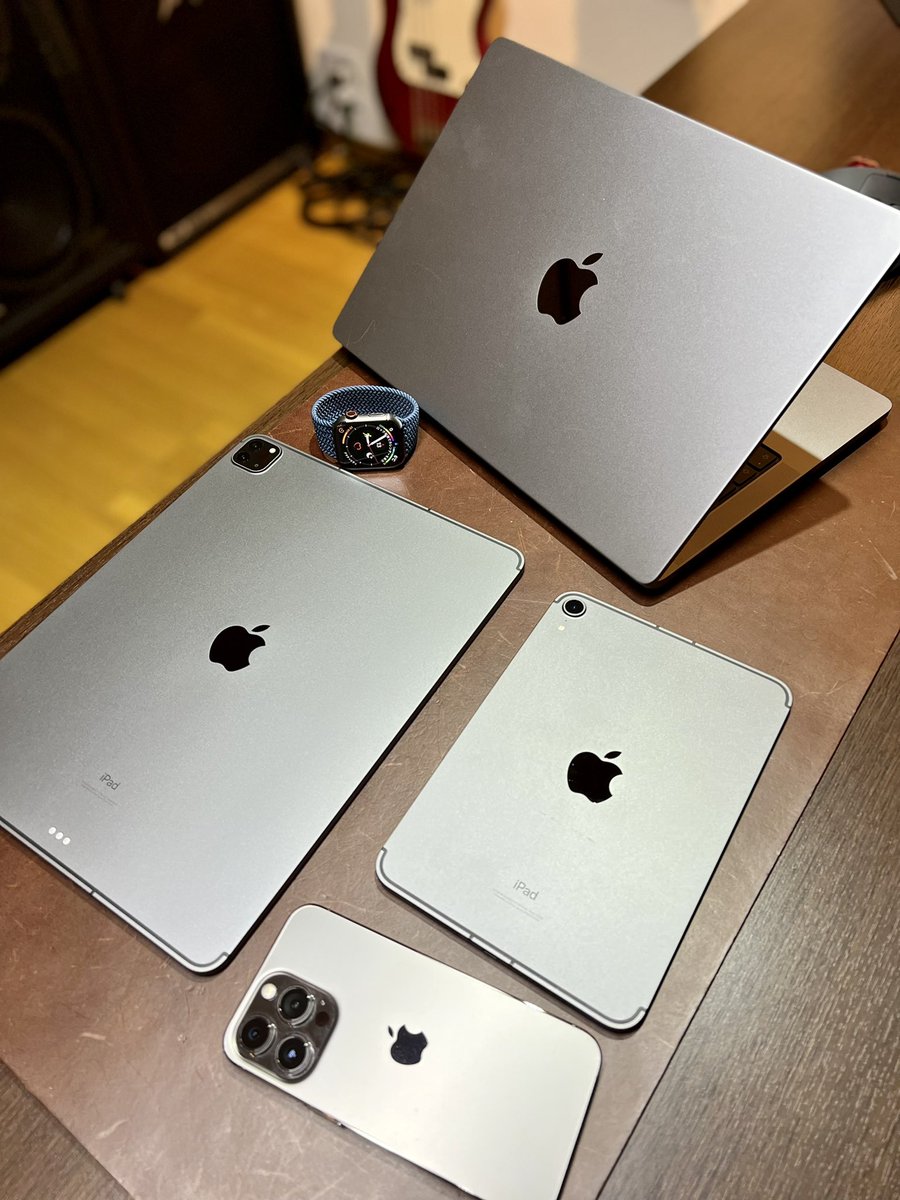 MurohashiMasa's tweet photo. 今年は社員全員(パート含む)にiPad支給したし、各管理者にiPhone13買ったし、自分用はこれだけ買ったし、わりとAppleに貢献してる方だと思う。
#Apple2021 https://t.co/xM3lBSFpN4