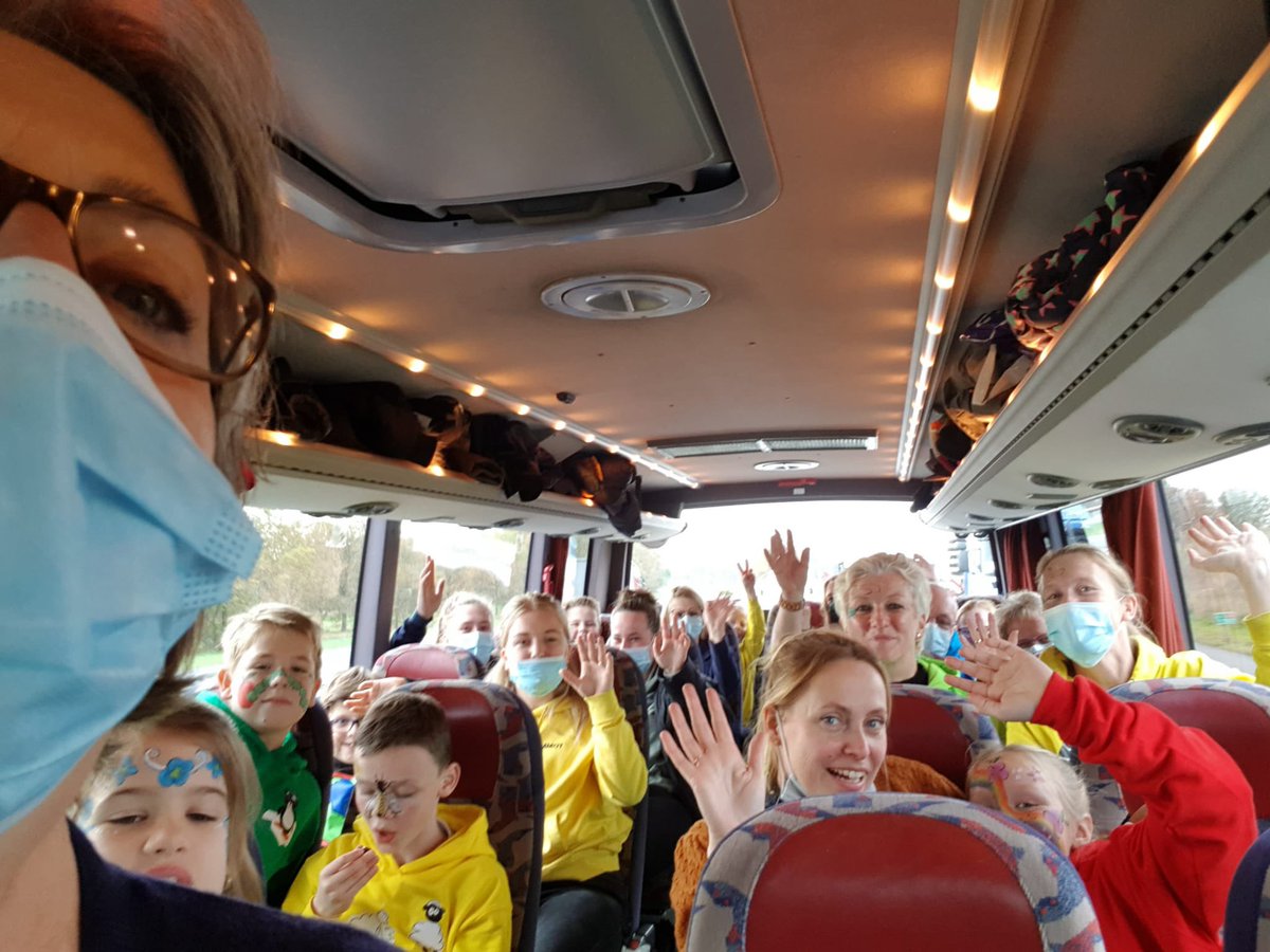 Onze kinderen mochten op bezoek bij #Sinterklaasintocht. Wat een feest om onze warme truien en boompjes aan hem te mogen geven! Trots op Sint en de kinderen van <a href="/gemhofvantwente/">Gemeente Hof van Twente</a> !