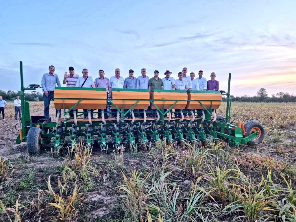 magparaguay's tweet photo. Lanzamiento de la siembra agrícola en Loma Plata, Chaco. Predio ferial de la Expo Pioneros. Presencia del Ministro Moisés S. Bertoni y el Viceministro de Ganadería en representación del Gobierno Nacional. El campo no se detiene y sigue produciendo!! #ParaguayDeLaGente 🇵🇾 https://t.co/flIUpyKiVt