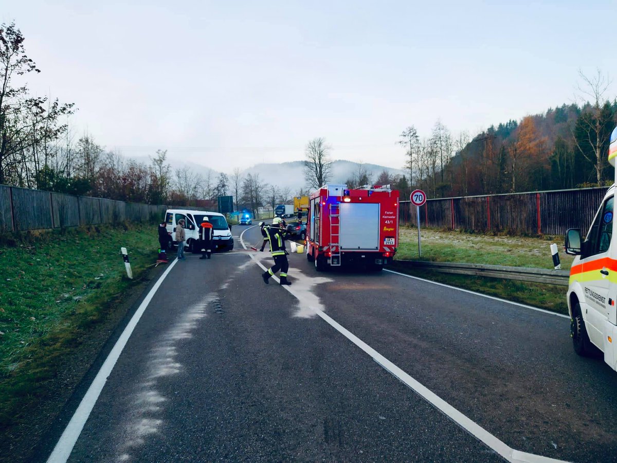 Stichwort: THL 1 - klein, VU B12 neu Isny —Waltenhofen kurz vor Kleinweiler

Fahrzeuge: LF 10 + Mtw

Kameraden: 11

weitere Kräfte: Polizei, 2xRTW + Notarzt, Abschleppunternehmen, Straßenmeisterei

Gestern Morgen wurden wir mittels Sirene, zu einem

ffw-kleinweiler.org/einsatz-feuerw…