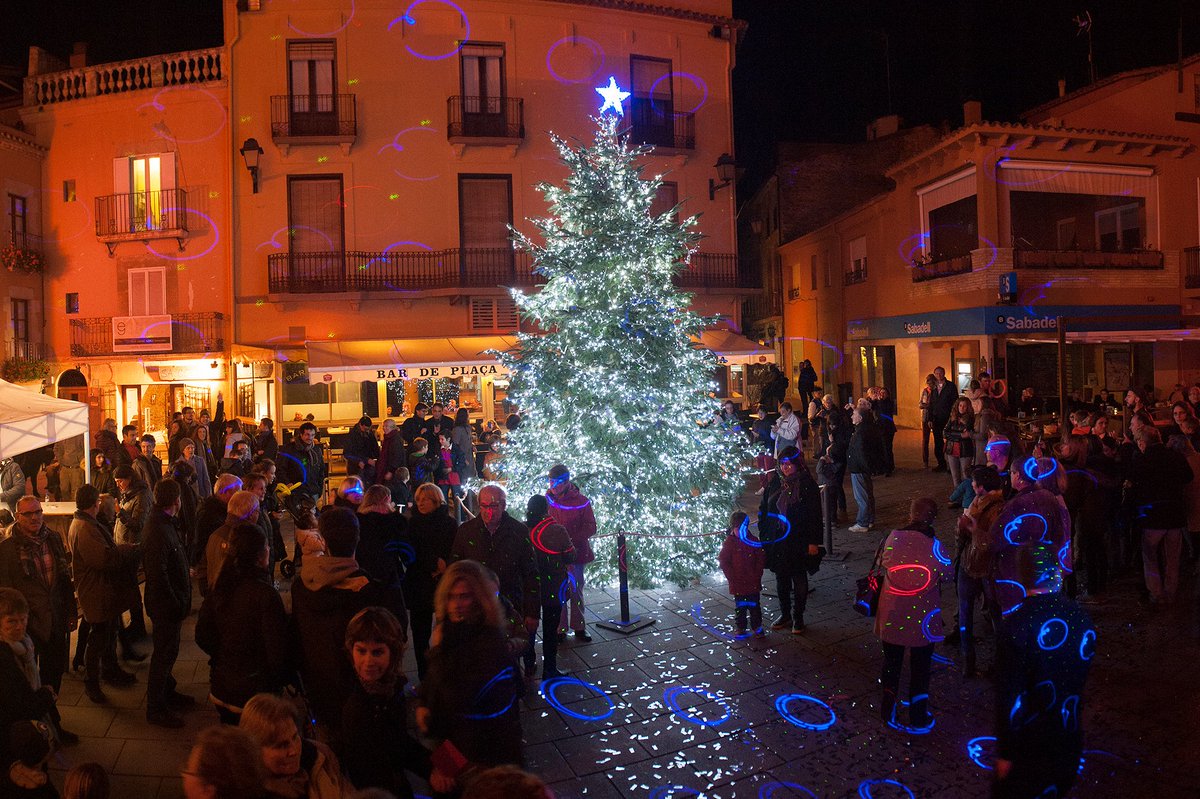 BegurEsAutentic's tweet photo. Bon dissabte! Gaudiu de les activitats d'avui a Begur:
🧒 Fira Playmobil. Sala d'exposicions municipal
🧒 17 h. "Fem la postal de Nadal amb foto". Plaça de la vila 
🎄 18 h. Encesa de llums, animació musical, coca i cava a la pl de la vila

Agenda👉 https://t.co/cFzMj4gRFK https://t.co/M4pAueWHGo