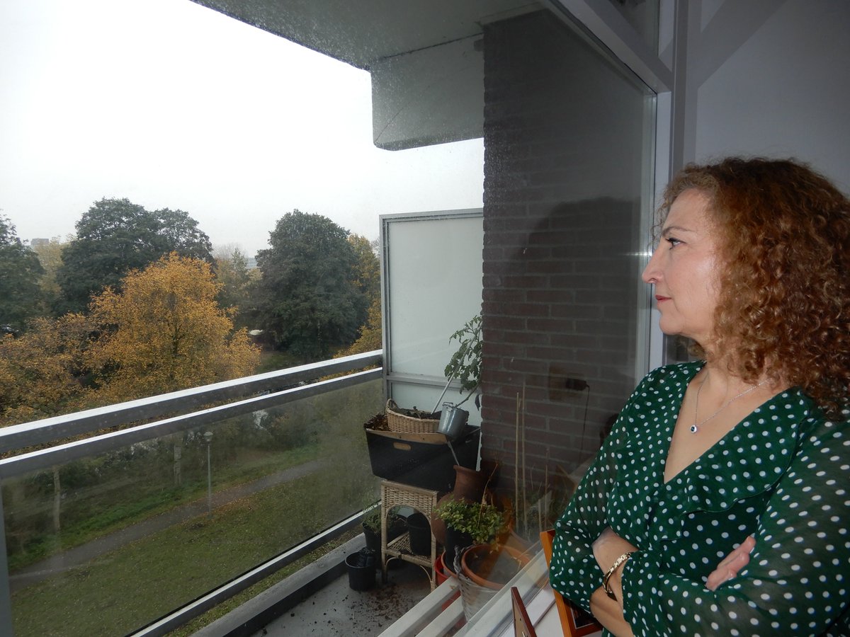 ‘Ik mis de zonneschijn van mijn land die vrolijk en warm was. Ik mis mijn realistische dromen. Ik verlang Syrië weer te zien.’ Redacteur Salwa Zaher beschrijft in haar nieuwe gedicht het verlangen naar haar oude leven in Syrië. bit.ly/3DfAmP5