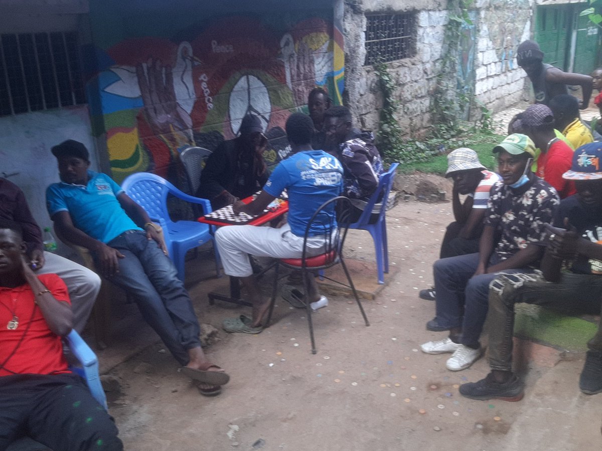 EmmalickJ's tweet photo. Wazae wa area wamejibamba sana Leo hapa wahenga courtyard na hi game ya draught, atleast now wameanza kujua the importance of a public space #changingfacescompetition5 @SautiKayole @WahengaYouth @PSN_Nairobi @dreamtownngo @NMS_Kenya @UNHABITAT https://t.co/VC4P2KHNXI
