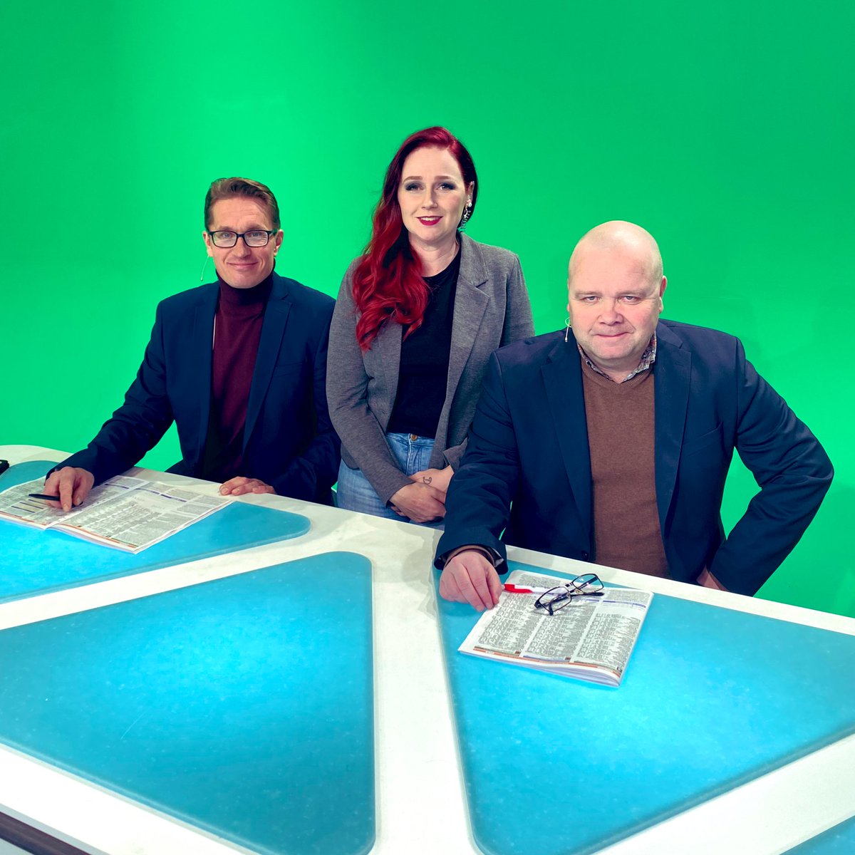 StoryteamFi's tweet photo. Raviviikon huipennus tänään @VermoAreena ja #tototv-studiossa huipputrio pitämässä tunnelmaa yllä. Ruotsin 75-karuselli tänään Norjan puolella Bjerkessä, ja pelaajille tarjolla mukava jackpot. #mapi #ravit https://t.co/7QYrsOnXma