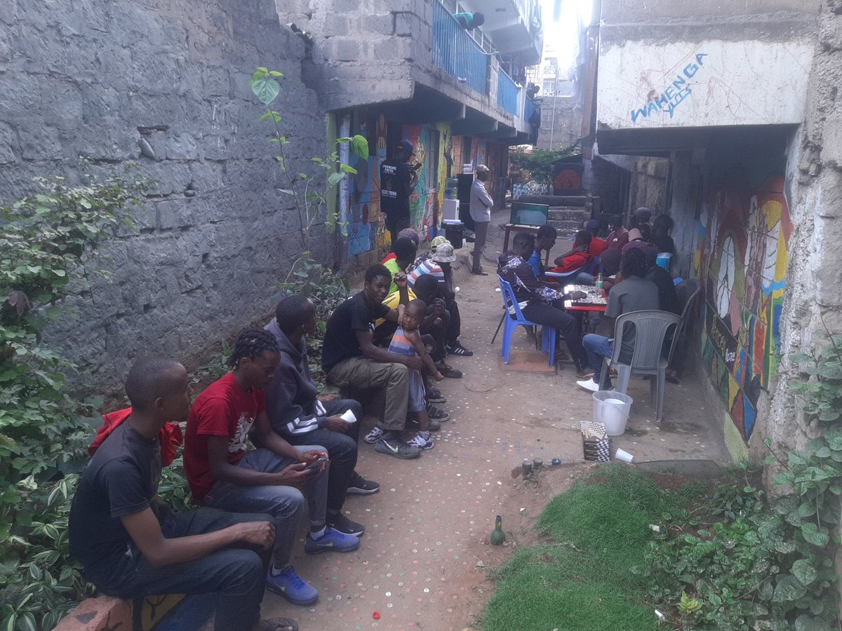 EmmalickJ's tweet photo. Wazae wa area wamejibamba sana Leo hapa wahenga courtyard na hi game ya draught, atleast now wameanza kujua the importance of a public space #changingfacescompetition5 @SautiKayole @WahengaYouth @PSN_Nairobi @dreamtownngo @NMS_Kenya @UNHABITAT https://t.co/VC4P2KHNXI