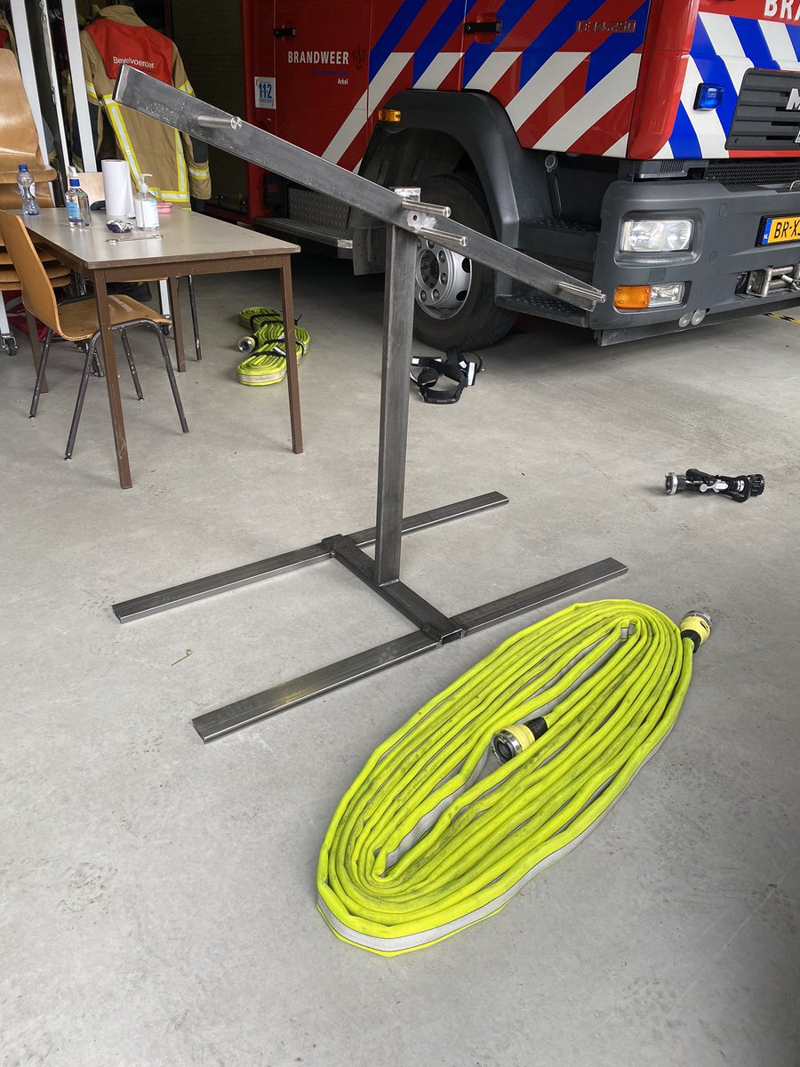 BrandweerArkel's tweet photo. De laatste tijd zijn wij druk doende geweest met de nieuwe basisprincipes. Naast de oefenavonden, zijn de O-Bundels inmiddels ook 2x succesvol bij een brand ingezet. Mede door onze fanatieke ploeg, is de invoering van de O-Bundel inmiddels een groot succes binnen de post. https://t.co/vpGPMNFuei