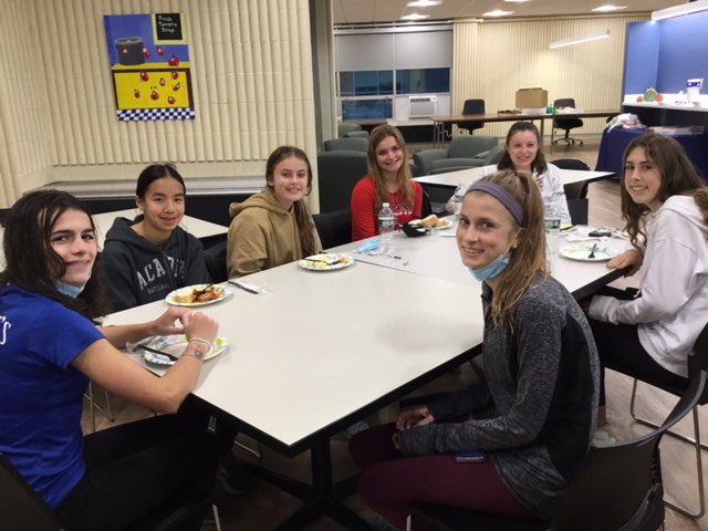 Fueling up with a pasta dinner before these 7 take on the MIAA Divisional Meet!! Good luck LRXC!
#Strengthinteam