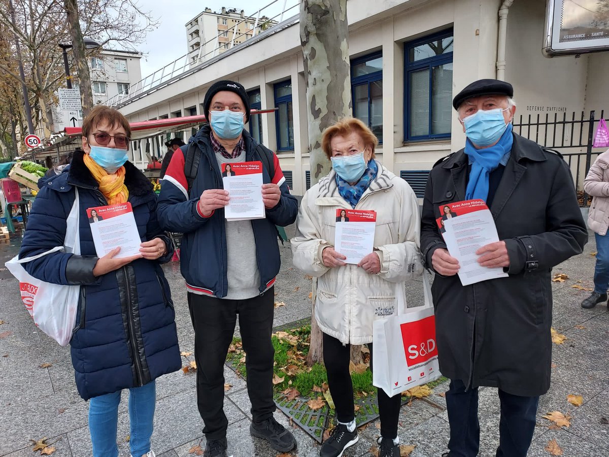 AnouchToranian's tweet photo. Un samedi de plus sur le terrain à #Paris15 pour présenter les 10 premières propositions d’@Anne_Hidalgo à la #presidentielles2022
👉🏻 Marché Falguière 
👉🏻 Marché Lefebvre 

Un excellent accueil et de beaux échanges avec les habitant•e•s et commerçant•e•s du 15e. https://t.co/1fbUWgUMrK
