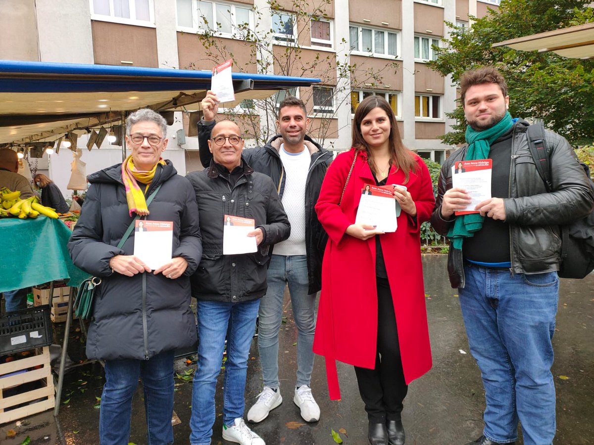 AnouchToranian's tweet photo. Un samedi de plus sur le terrain à #Paris15 pour présenter les 10 premières propositions d’@Anne_Hidalgo à la #presidentielles2022
👉🏻 Marché Falguière 
👉🏻 Marché Lefebvre 

Un excellent accueil et de beaux échanges avec les habitant•e•s et commerçant•e•s du 15e. https://t.co/1fbUWgUMrK